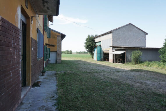 RUSTICO DI CAMPAGNA CON TERRENO E ACCESSORI