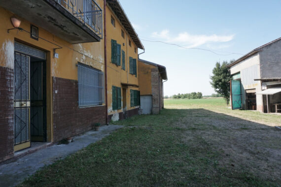 RUSTICO DI CAMPAGNA CON TERRENO E ACCESSORI