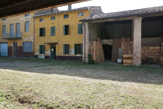 RUSTICO DI CAMPAGNA CON TERRENO E ACCESSORI