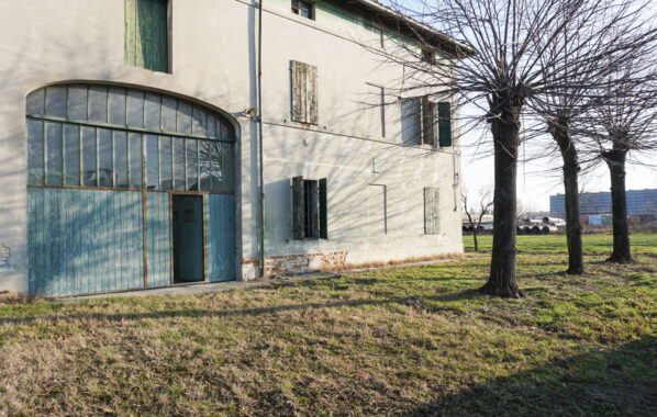 RUSTICO D’EPOCA CON AMPIO TERRENO