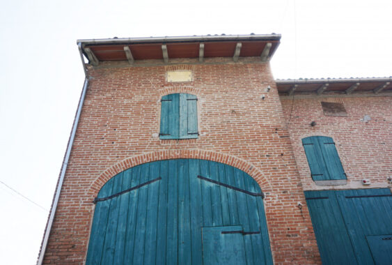 FETTA DI CASA DA RISTRUTTURARE CON GIARDINO