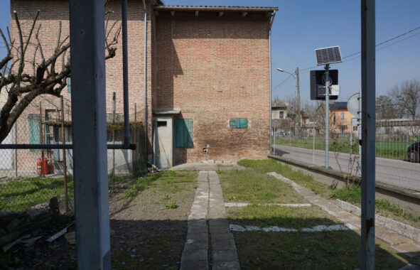 FETTA DI CASA DA RISTRUTTURARE CON GIARDINO