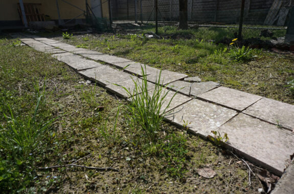 FETTA DI CASA DA RISTRUTTURARE CON GIARDINO