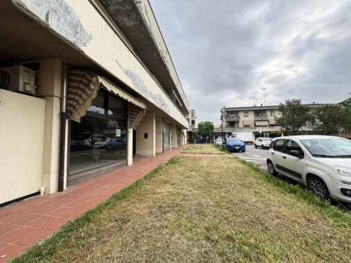 NEGOZIO IN PIAZZETTA