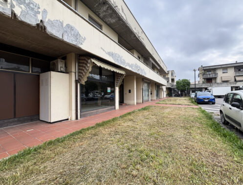 NEGOZIO IN PIAZZETTA