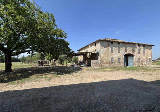 AFFASCINANTE CASA DI CAMPAGNA DA RISTRUTTURARE
