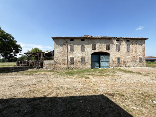 AFFASCINANTE CASA DI CAMPAGNA DA RISTRUTTURARE