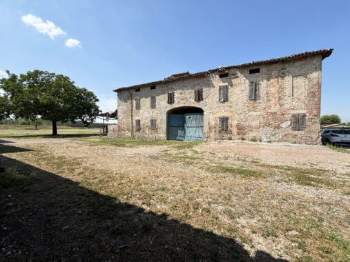 AFFASCINANTE CASA DI CAMPAGNA DA RISTRUTTURARE