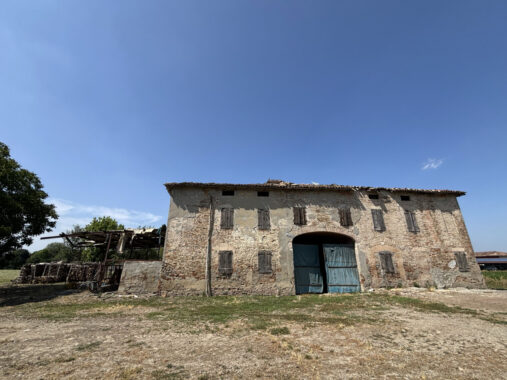 AFFASCINANTE CASA DI CAMPAGNA DA RISTRUTTURARE