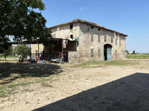 AFFASCINANTE CASA DI CAMPAGNA DA RISTRUTTURARE