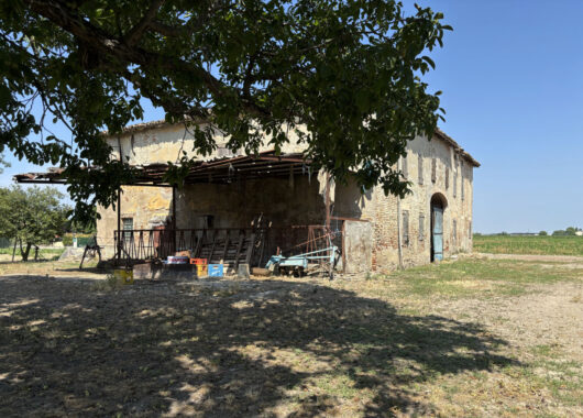 AFFASCINANTE CASA DI CAMPAGNA DA RISTRUTTURARE