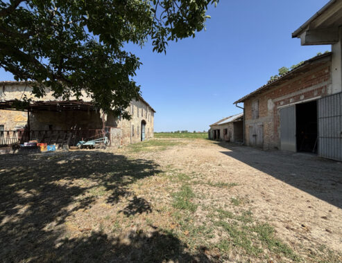AFFASCINANTE CASA DI CAMPAGNA DA RISTRUTTURARE