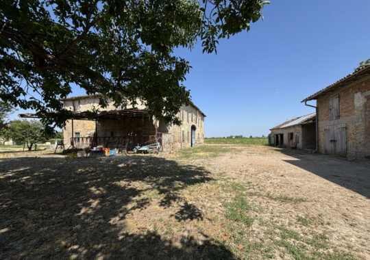 AFFASCINANTE CASA DI CAMPAGNA DA RISTRUTTURARE