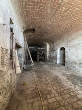 AFFASCINANTE CASA DI CAMPAGNA DA RISTRUTTURARE