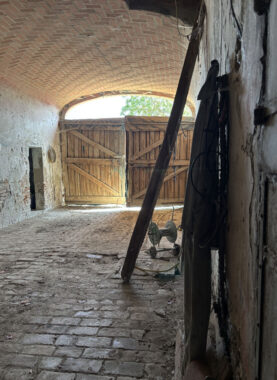 AFFASCINANTE CASA DI CAMPAGNA DA RISTRUTTURARE
