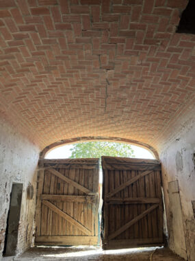 AFFASCINANTE CASA DI CAMPAGNA DA RISTRUTTURARE