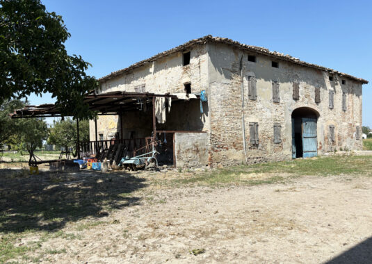 AFFASCINANTE CASA DI CAMPAGNA DA RISTRUTTURARE