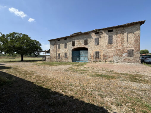 AFFASCINANTE CASA DI CAMPAGNA DA RISTRUTTURARE