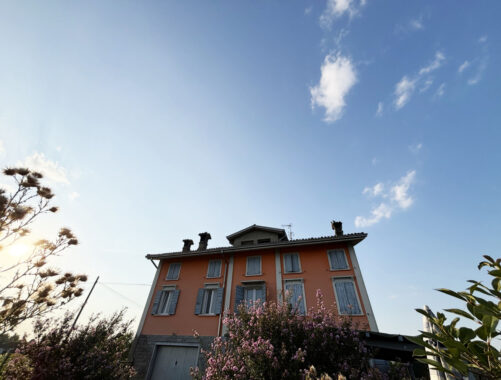 CASA A SCHIERA CON GIARDINO E TERRENO CIRCOSTANTE