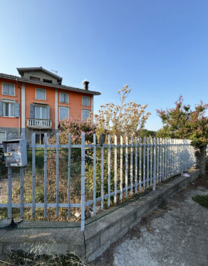 CASA A SCHIERA CON GIARDINO E TERRENO CIRCOSTANTE