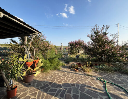 CASA A SCHIERA CON GIARDINO E TERRENO CIRCOSTANTE