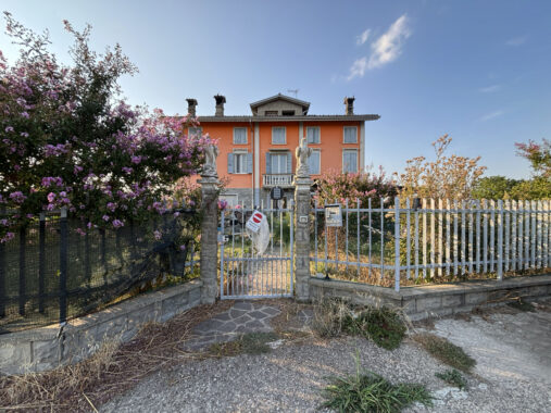 CASA A SCHIERA CON GIARDINO E TERRENO CIRCOSTANTE