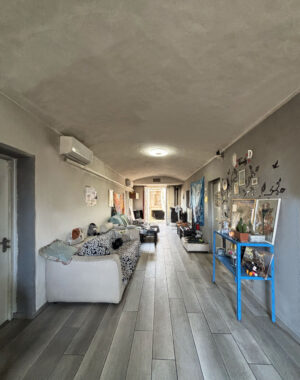CASA A SCHIERA CON GIARDINO E TERRENO CIRCOSTANTE