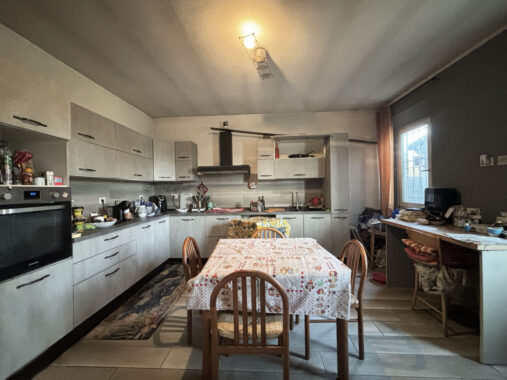 CASA A SCHIERA CON GIARDINO E TERRENO CIRCOSTANTE