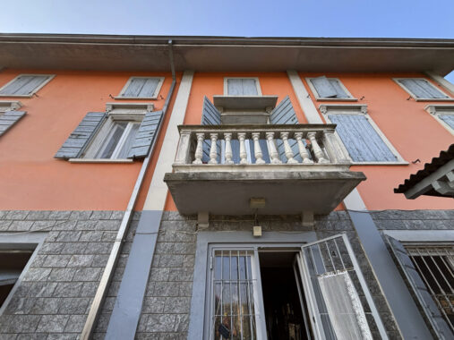CASA A SCHIERA CON GIARDINO E TERRENO CIRCOSTANTE