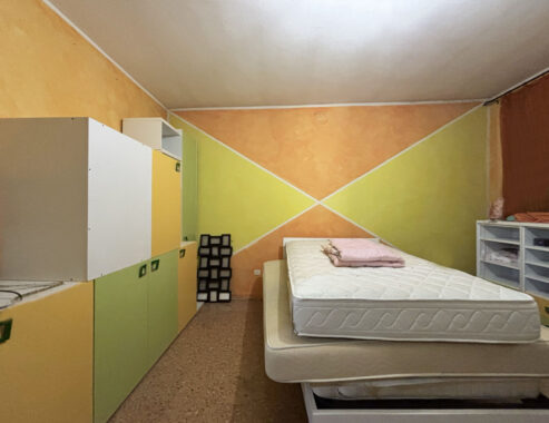 CASA A SCHIERA CON GIARDINO E TERRENO CIRCOSTANTE
