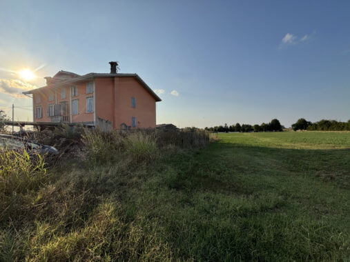 CASA A SCHIERA CON GIARDINO E TERRENO CIRCOSTANTE
