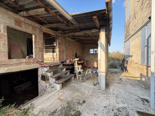 CASA A SCHIERA CON GIARDINO E TERRENO CIRCOSTANTE