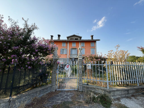 CASA A SCHIERA CON GIARDINO E TERRENO CIRCOSTANTE