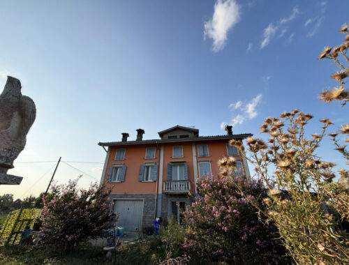 CASA A SCHIERA CON GIARDINO E TERRENO CIRCOSTANTE