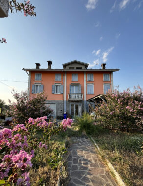 CASA A SCHIERA CON GIARDINO E TERRENO CIRCOSTANTE