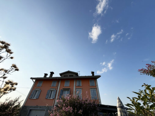 CASA A SCHIERA CON GIARDINO E TERRENO CIRCOSTANTE