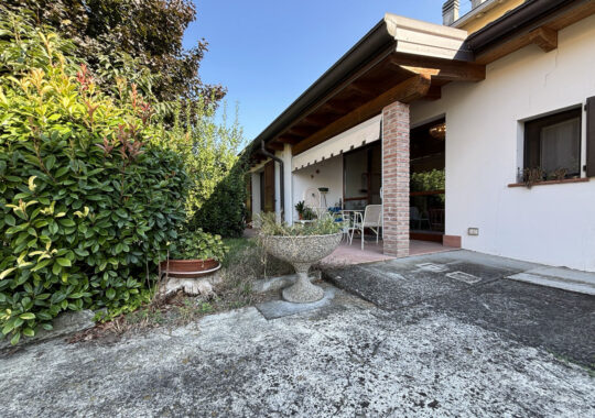 SEMINDIPENDENTE DI TESTA CON GIARDINO