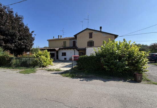 SEMINDIPENDENTE DI TESTA CON GIARDINO