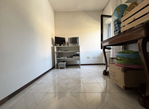 SEMINDIPENDENTE DI TESTA CON GIARDINO