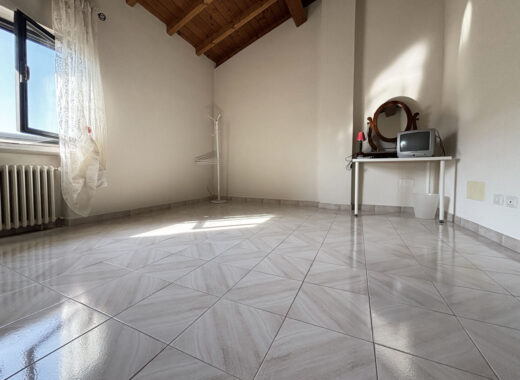 SEMINDIPENDENTE DI TESTA CON GIARDINO