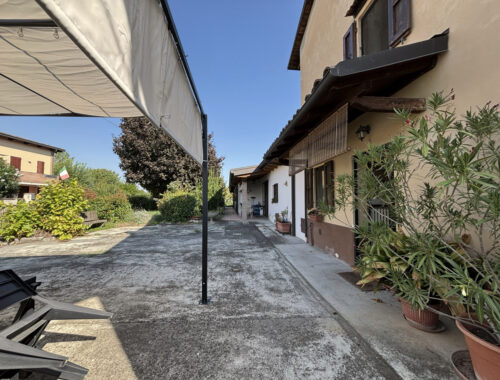 SEMINDIPENDENTE DI TESTA CON GIARDINO