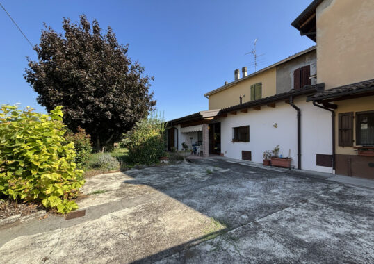 SEMINDIPENDENTE DI TESTA CON GIARDINO