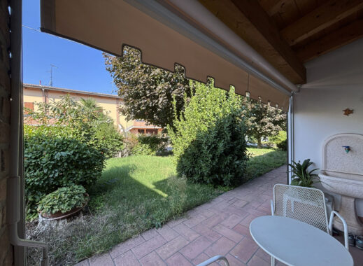 SEMINDIPENDENTE DI TESTA CON GIARDINO