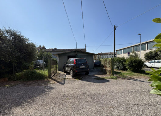 SEMINDIPENDENTE DI TESTA CON GIARDINO