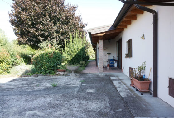 SEMINDIPENDENTE DI TESTA CON GIARDINO