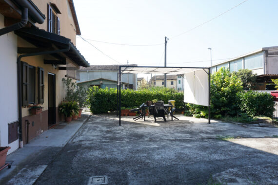 SEMINDIPENDENTE DI TESTA CON GIARDINO