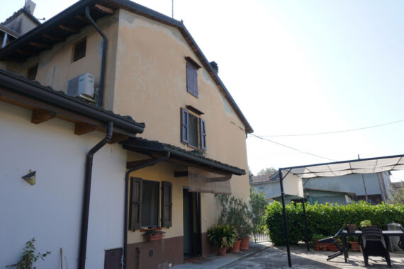 SEMINDIPENDENTE DI TESTA CON GIARDINO