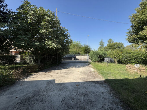 SEMINDIPENDENTE DI TESTA CON GIARDINO