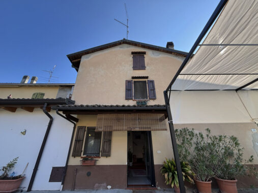SEMINDIPENDENTE DI TESTA CON GIARDINO