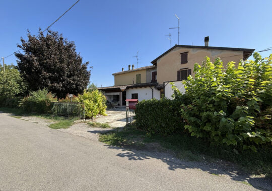 SEMINDIPENDENTE DI TESTA CON GIARDINO